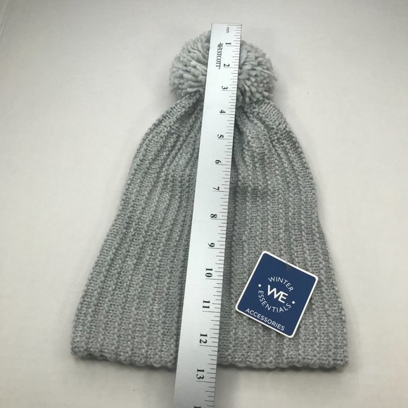 Winter Essentials Women's One Size Gray Knit Beanie Hat With Pom New - Picture 9 of 9